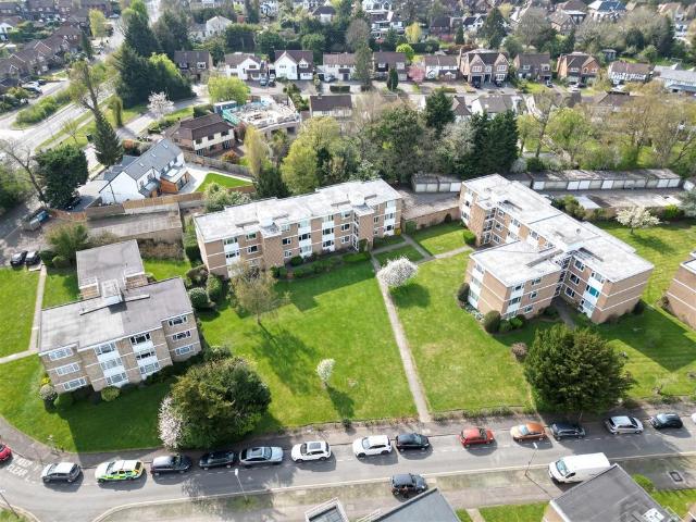 Flat for sale in Elstree and Borehamwood, Borehamwood