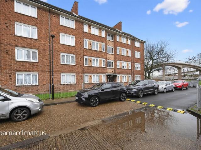 Flat for sale in London Borough of Hounslow, Hanworth