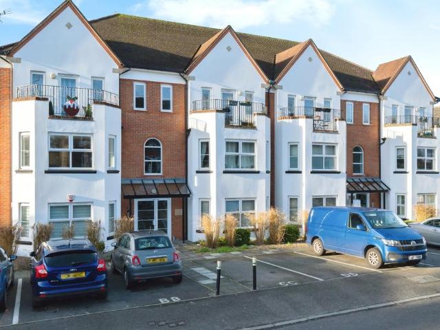 Flat for sale in Caterham on the Hill, Hillview