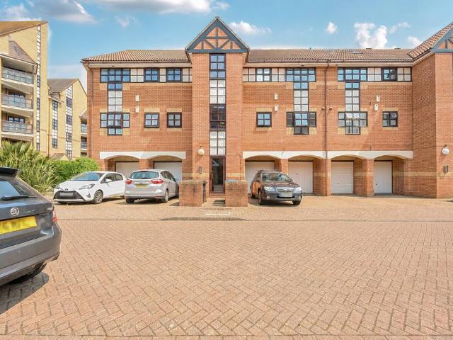Flat for sale in Fishersgate, West Sussex