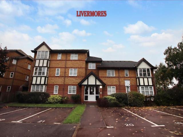Flat for sale in Temple Hill, Dartford