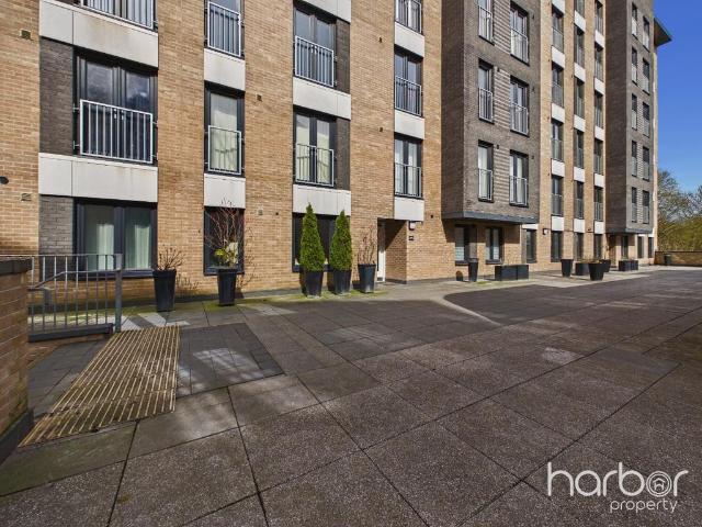 Flat for sale in Calton, Scotland