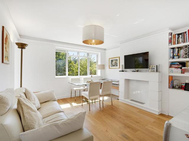 Flat for sale in Earl's Court, Greater London