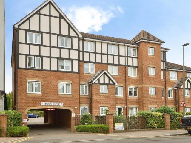Flat for sale in Potters Bar, Hertfordshire