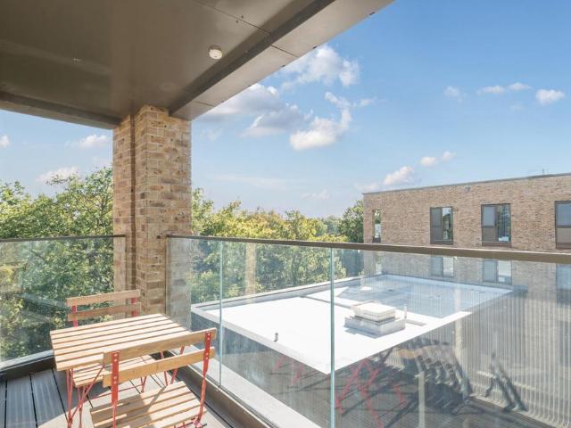 Flat for sale in Ashley Park, Surrey