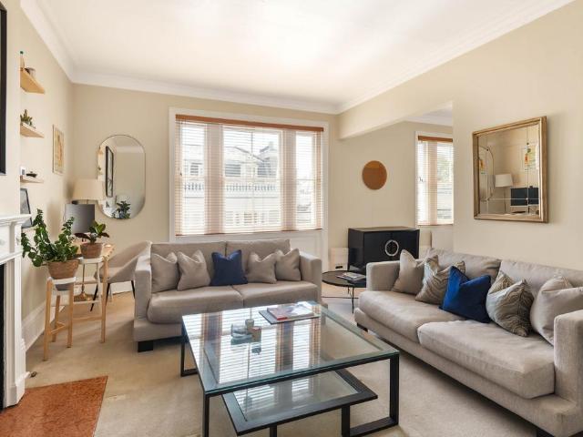 Flat for sale in Kensington, Greater London