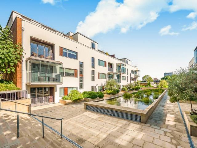 Flat for sale in Putney, Greater London