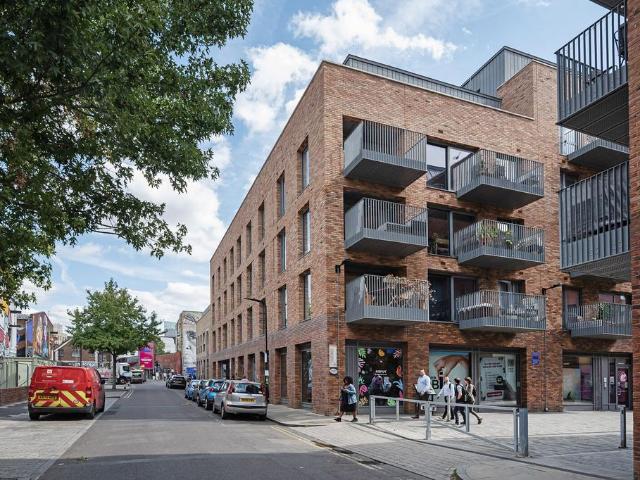 Flat for sale in Hackney Wick, Greater London