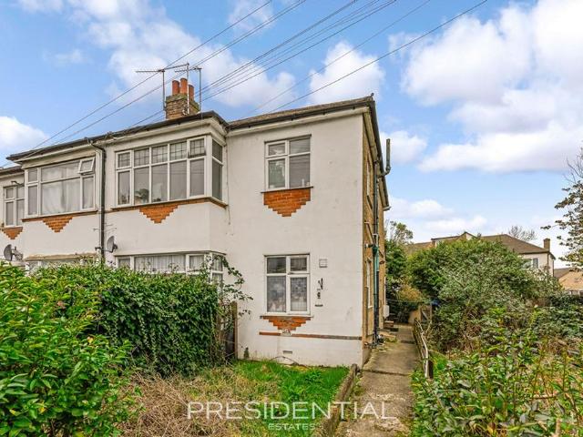 Flat for sale in Woodford Bridge, Greater London