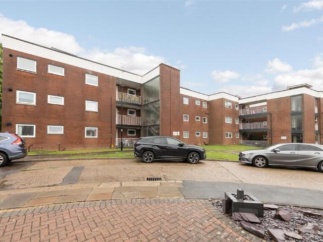 Flat for sale in Cockfosters, Greater London