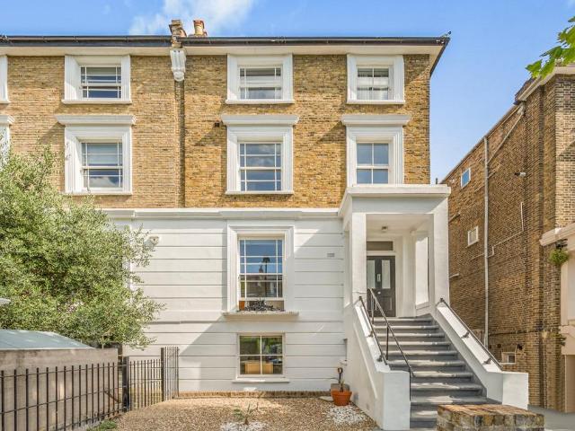 Flat for sale in Kentish Town, Greater London