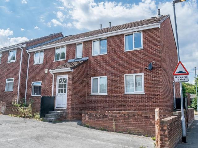 Flat for sale in Farnley, West Yorkshire