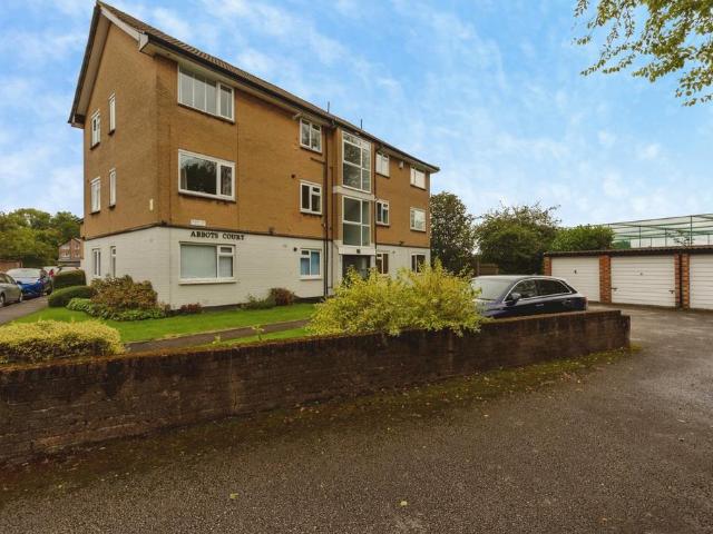 Flat for sale in Sale, Trafford