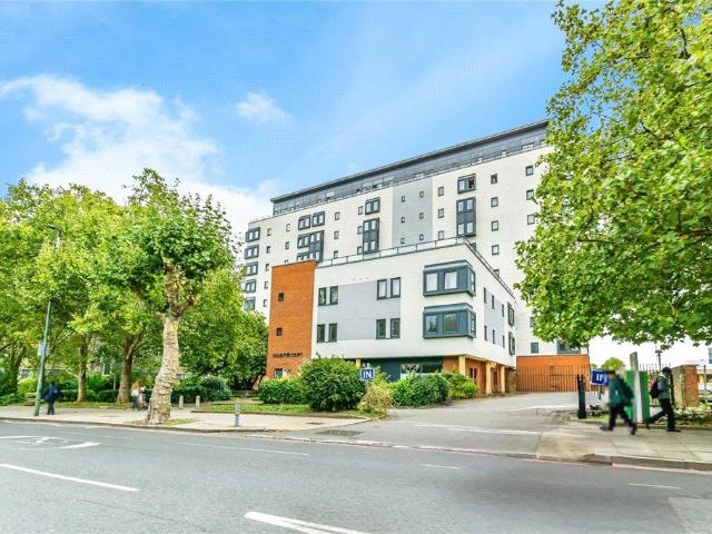 Flat for sale in London Borough of Croydon, Norbury