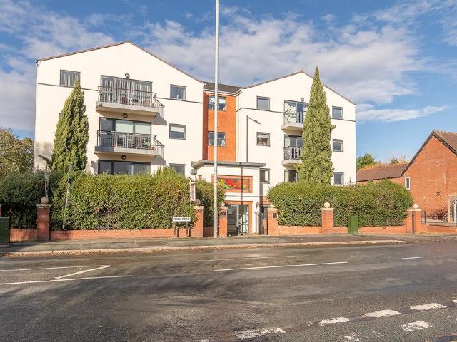 Flat for sale in Goldthorn Hill, Penn