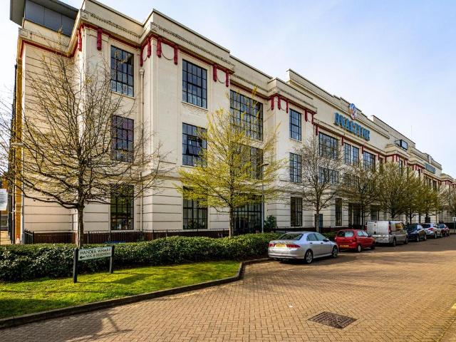 Flat for sale in Batchworth, Hertfordshire