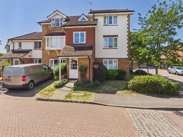 Flat for sale in Blackhills, Surrey
