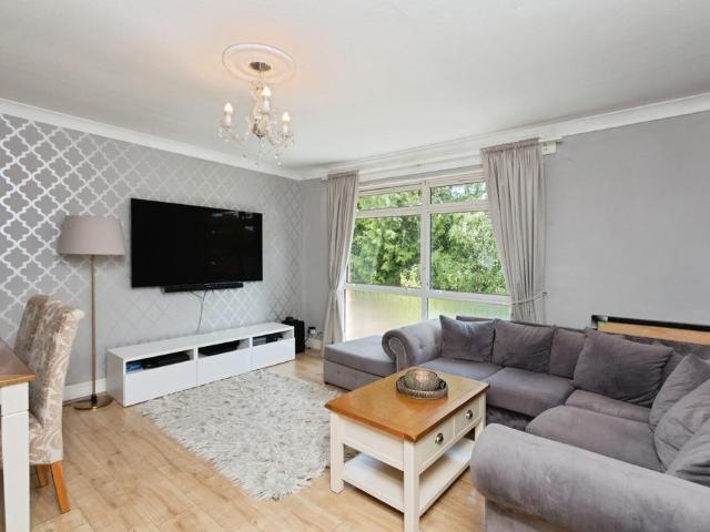 Flat for sale in Heol-las, Surrey