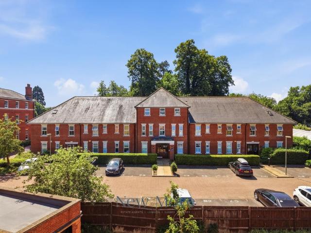 Flat for sale in Manor Park, Epsom