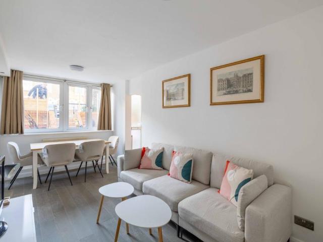 Flat for sale in Fulham, Walham Green
