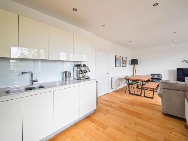 Flat for sale in Stoke Newington, Greater London