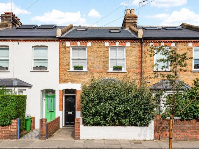Flat for sale in Southfields, Greater London