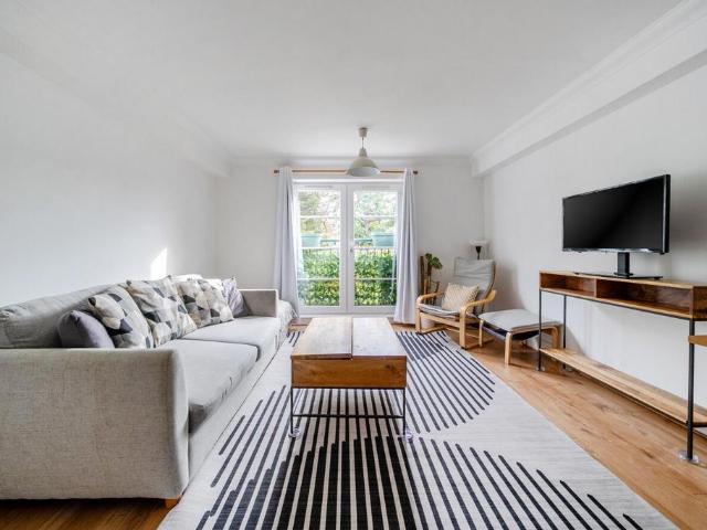 Flat for sale in London Borough of Ealing, Greater London