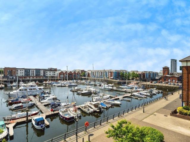 Flat for sale in SA1 Swansea Waterfront, Nangreaves