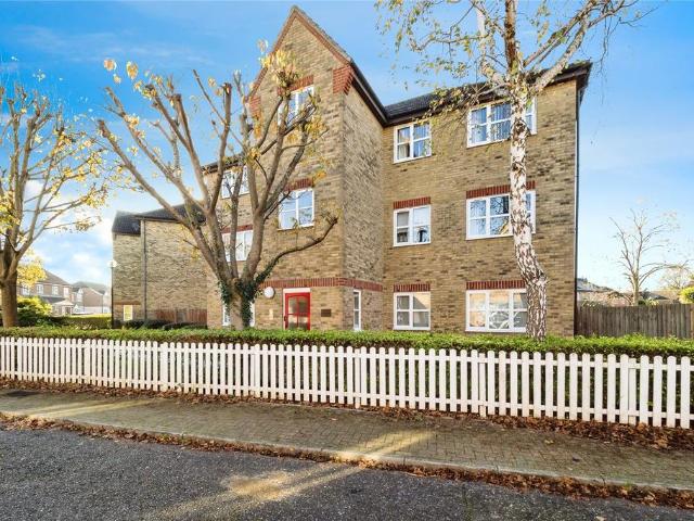 Flat for sale in South Ockendon, Essex