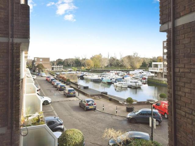 Flat for sale in London Borough of Hounslow, Cat Hill