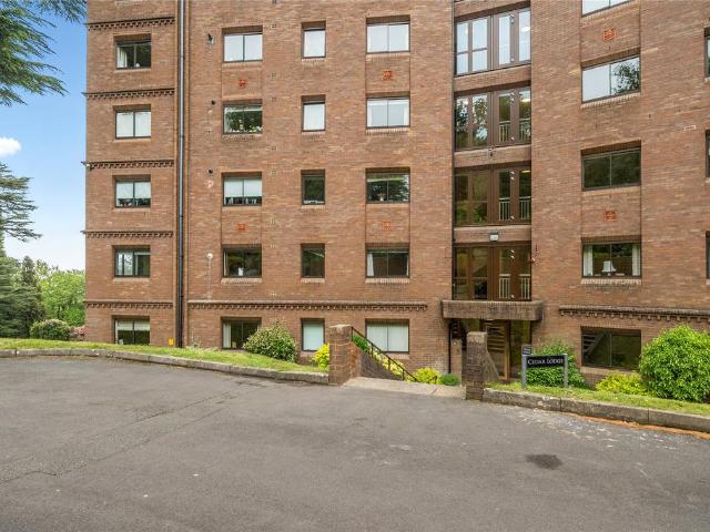 Flat for sale in Fole, Surrey
