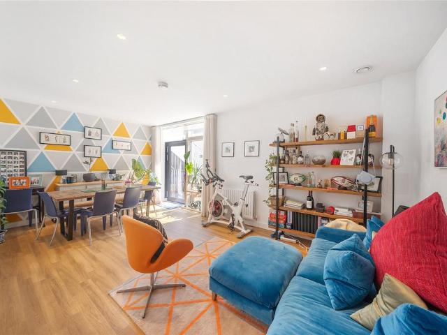 Flat for sale in Stockwell, Greater London