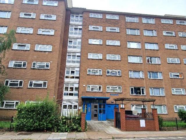 Flat for sale in Stockwell, Greater London