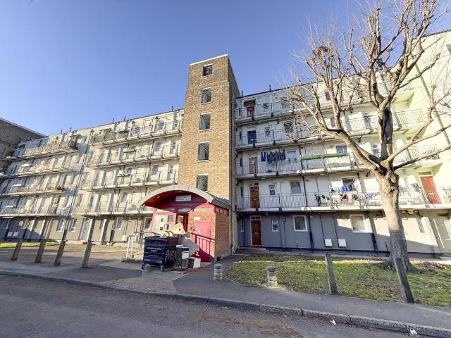 Flat for sale in Charlton, Greater London