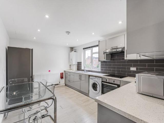 Flat for sale in Finsbury Park, Greater London