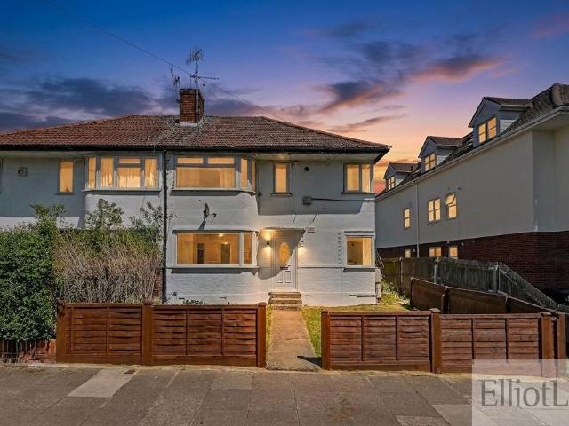 Flat for sale in Lane, Greater London