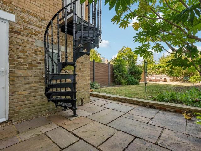 Flat for sale in Balham, Greater London