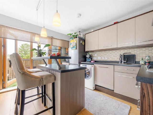 Flat for sale in Elmers End, Greater London