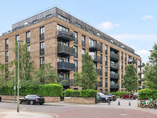Flat for sale in Battersea, Greater London