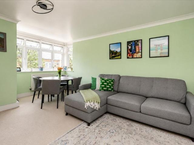 Flat for sale in Shepherd's Bush, Greater London