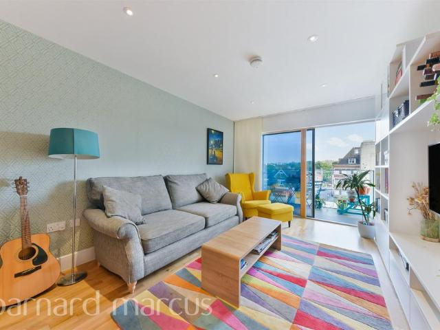 Flat for sale in Streatham, Greater London
