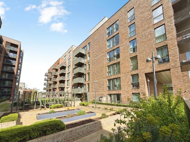 Flat for sale in Barnehurst, Greater London