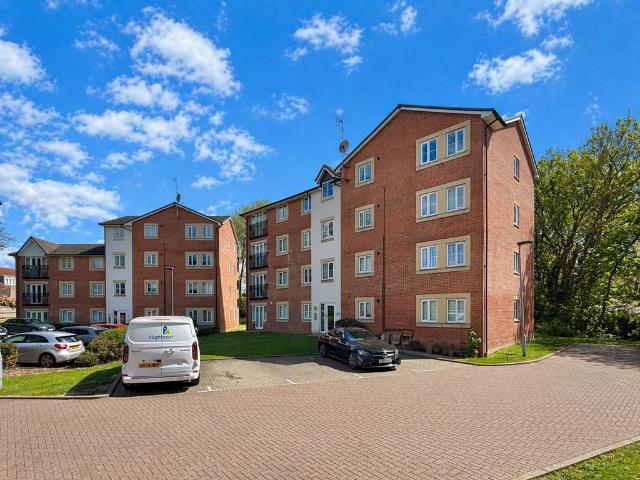 Flat for sale in Watford Heath, North Watford