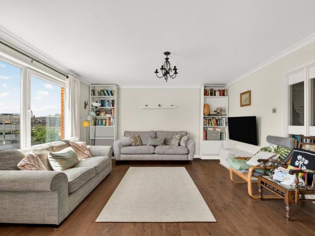 Flat for sale in North Sheen, Greater London