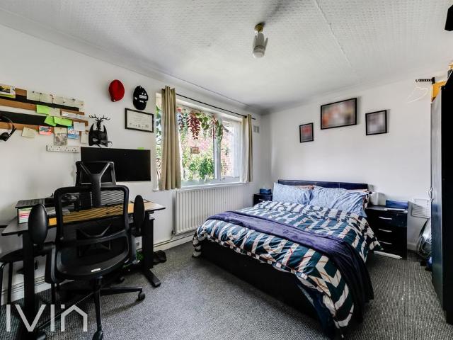 Flat for sale in London Borough of Croydon, Greater London