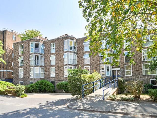 Flat for sale in Surbiton, Greater London