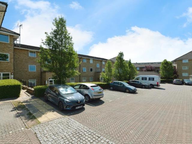 Flat for sale in Badgers Dene, Grays