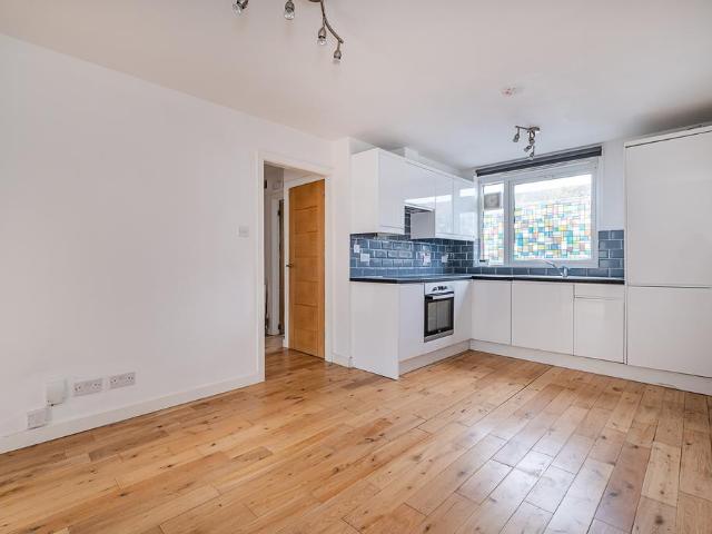 Flat for sale in Earlsfield, Greater London