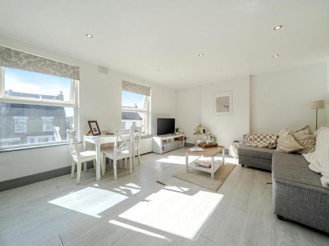 Flat for sale in Streatham, Greater London