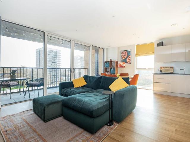 Flat for sale in London Borough of Wandsworth, Greater London